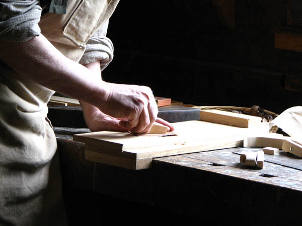 Nacemos de la influencia y formación  heredada en el sector de la <strong>carpintería de madera y ebanistería  en Cárcar.</strong>